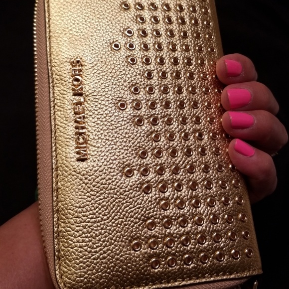 Michael Kors Hayes Multifunction Wristlet - Picture 7 of 8
